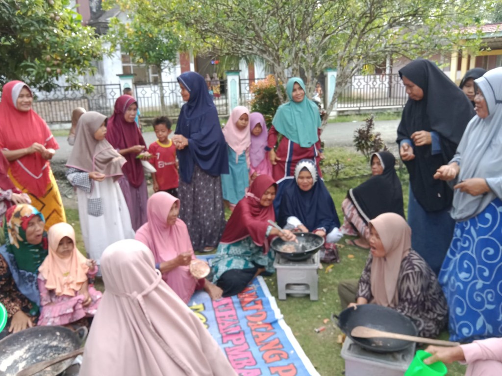 Kegiatan Gotong Royong PKK Desa Lambaya